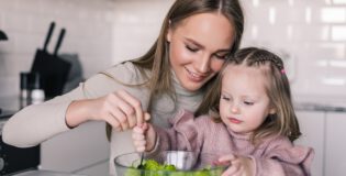 Promowanie zdrowej diety dla swojej rodziny.