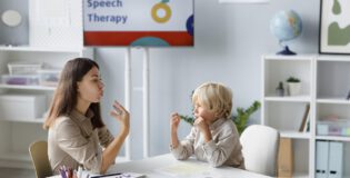 Kiedy z dzieckiem odwiedzić gabinet logopedyczny?