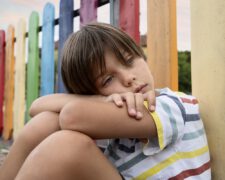 Dziecięca nieśmiałość – czy można pomóc dziecku w przełamaniu wstydu i nieśmiałości