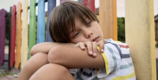 Dziecięca nieśmiałość – czy można pomóc dziecku w przełamaniu wstydu i nieśmiałości