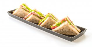 Kreatywne i smakowite kanapki koktajlowe na letnie przyjęcia